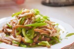 Tai heo xào ớt xanh giòn giòn đã miệng
