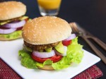 Tự làm hamburger kẹp thịt gà đãi cả nhà bữa sáng