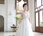 Váy cưới cổ điển kết ren cầu kỳ cho cô dâu Việt