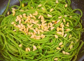 Mì Ý sốt cải bó xôi hấp dẫn bữa sáng
