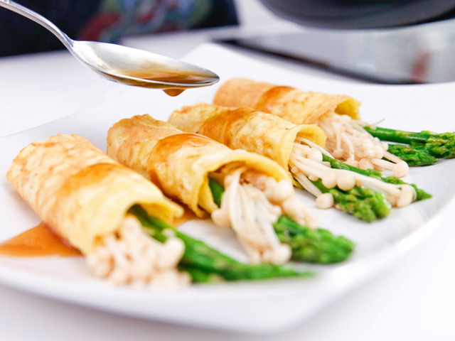 Trứng cuộn nấm, măng tây ngon ngất ngây