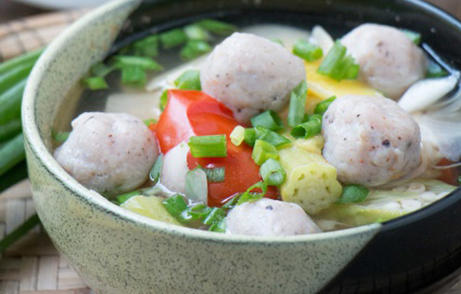 Nấu canh chua măng chả cá cay ngon nóng hổi
