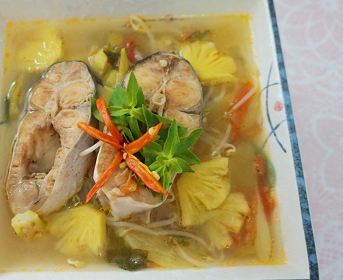 Canh chua cá ba sa hấp dẫn ngày nắng