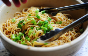 Đơn giản mì trộn ngày cuối tuần