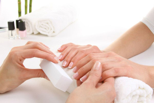 Cách nuôi dưỡng móng tay chắc khỏe theo chuyên gia