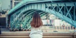 Bàn tay vẫn đang nắm chặt sao anh vội vàng buông ra...