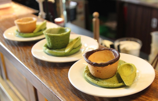 Trổ tài làm cafe "nhai ly" đãi chàng