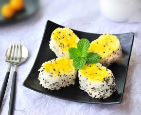 Làm cơm nắm thơm giòn cho bữa trưa văn phòng