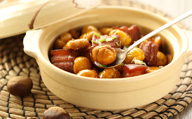 Trổ tài nấu ăn với thịt ba chỉ nấu hạt dẻ ấm cơm ngày lạnh