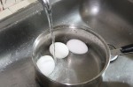Cho trứng luộc vào nước lạnh là một sai lầm