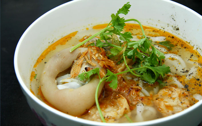 Cay ngon ngọt mềm bánh canh giò heo
