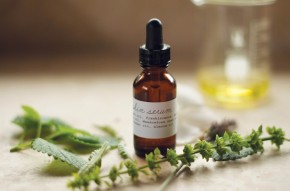 Tự làm tinh dầu chống lão hóa tại nhà