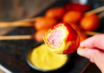 Ăn xúc xích rán đúng điệu như festival nước ngoài