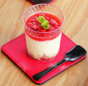 Thưởng thức cheesecake dâu tây cực lạ trong chiếc ly xinh xắn