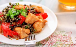 Thử làm gà sốt tiêu xanh thay cơm trưa nhàm chán
