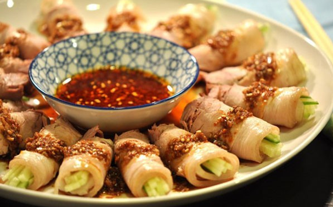 Cách làm thịt heo luộc cuộn dưa heo cực ngon mà dân dã
