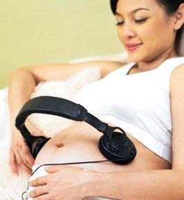 Lợi và hại khi cho thai nhi nghe nhạc