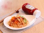 Bữa sáng hấp dẫn với mì trộn thịt gà, sốt cà chua