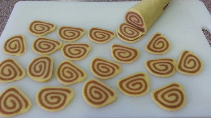 cắt bột làm bánh tai lợn