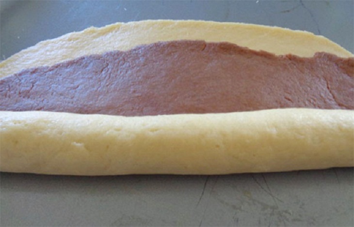 lăn bột làm bánh tai heo